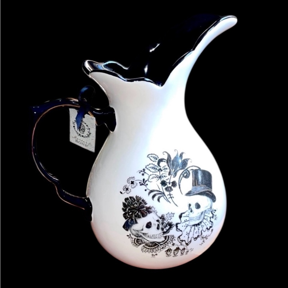 💀Victorian skull couple White and Black Skull Design Pitcher
